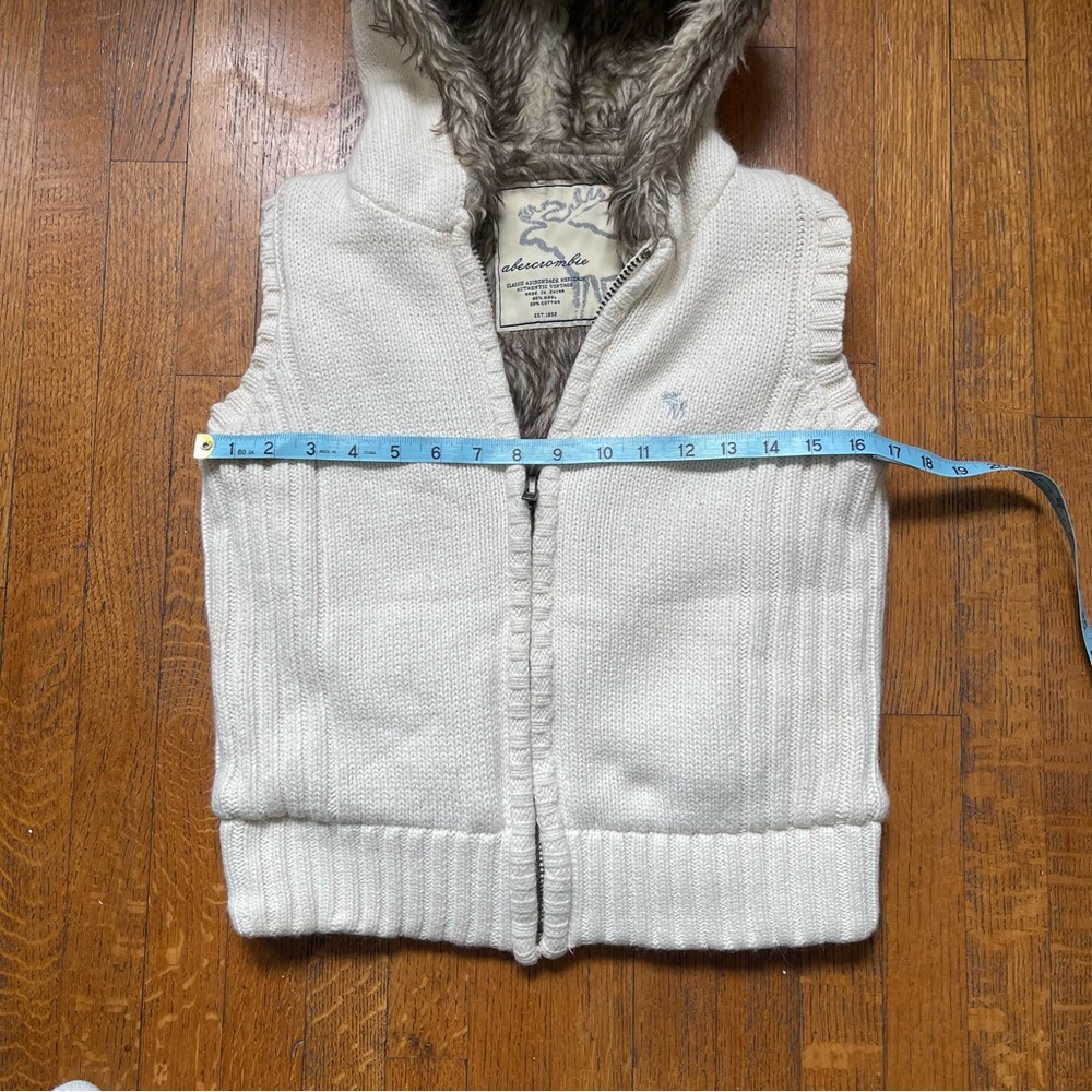 Vintage Abercrombie & Fitch Off-White Knit Vest with Faux Fur - Picture 5 of 8